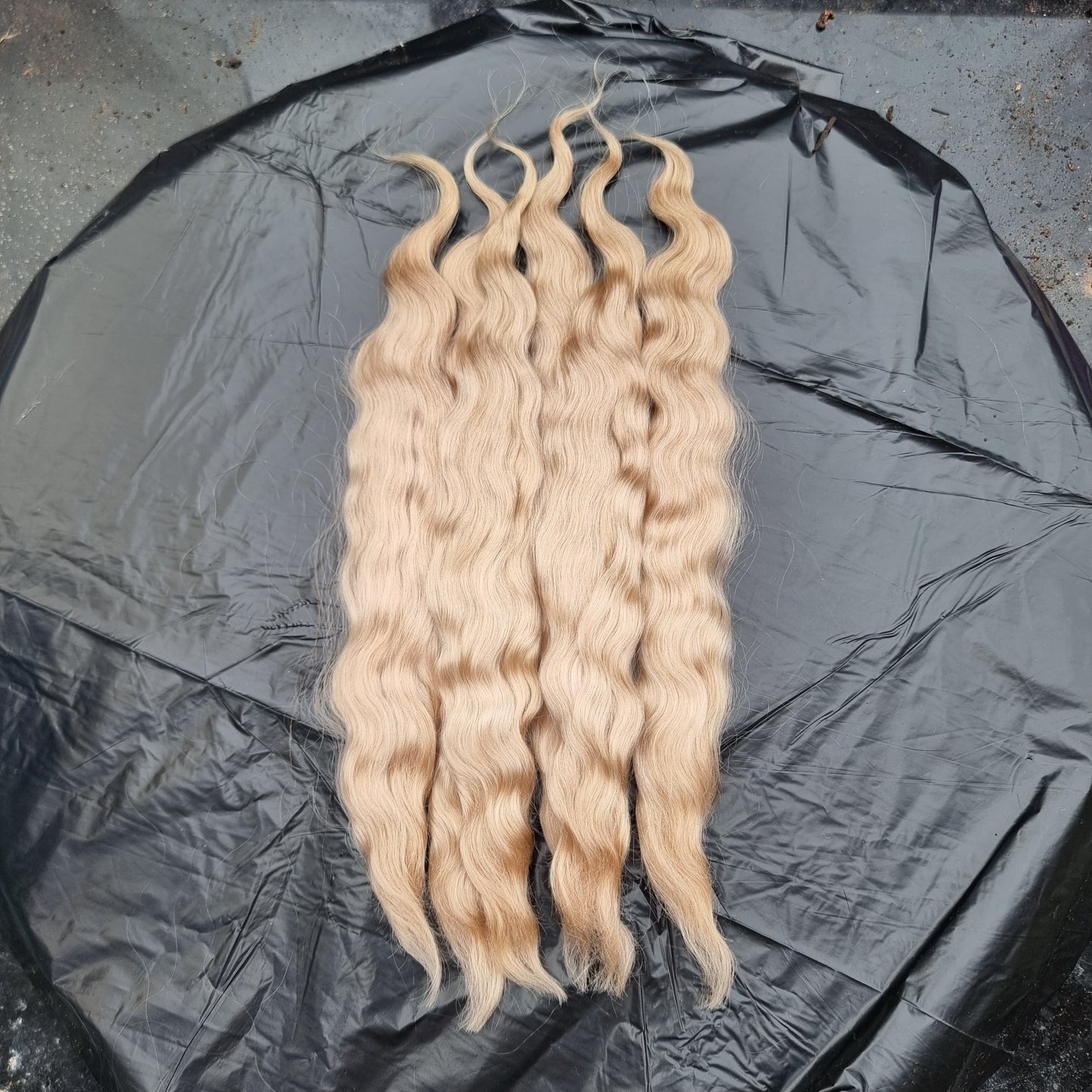 Wavy/slightly wavy Golden blonde