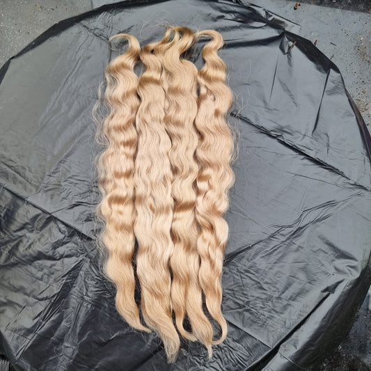 Wavy/curly Golden blonde