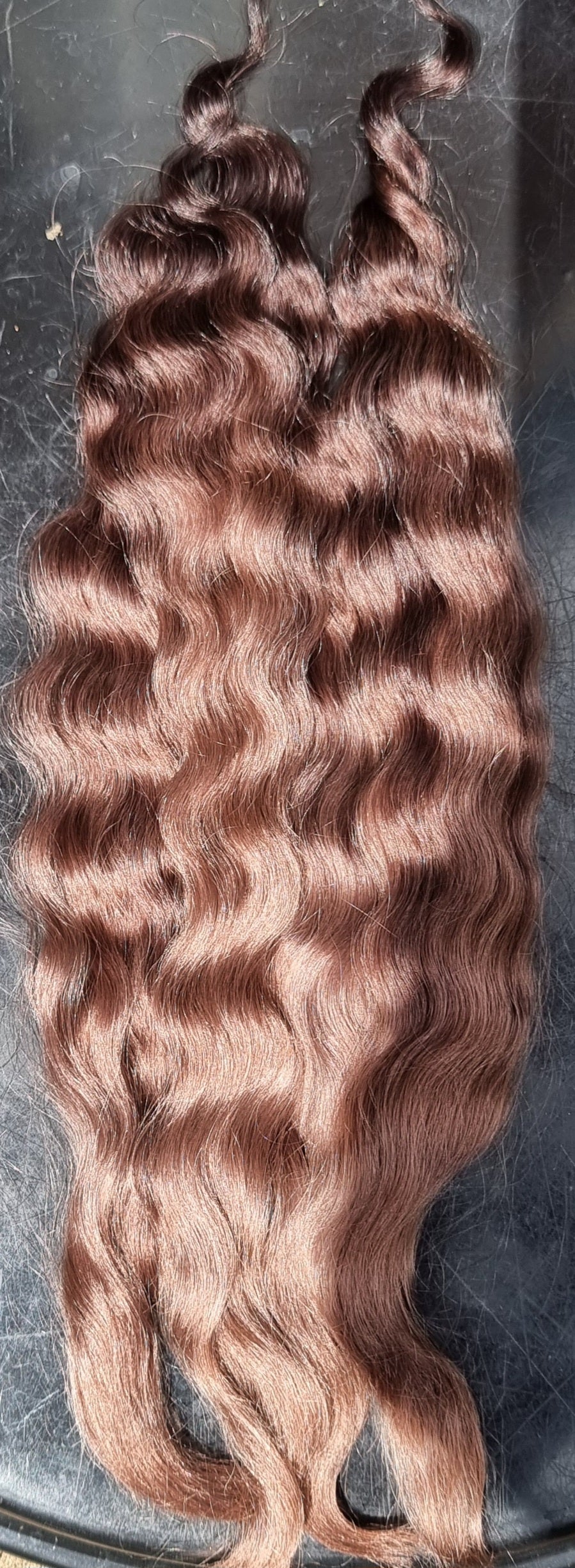 Wavy/slightly wavy light chocolate brown