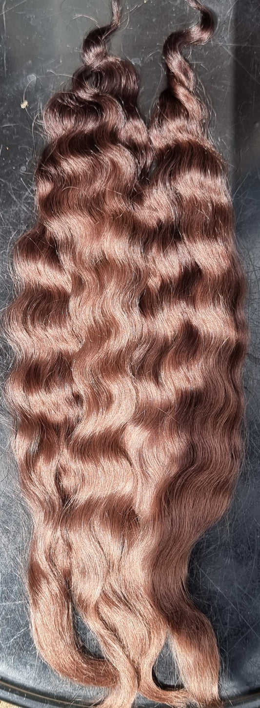 Wavy/slightly wavy light chocolate brown