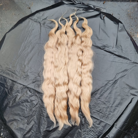 Wavy/slightly wavy Golden blonde